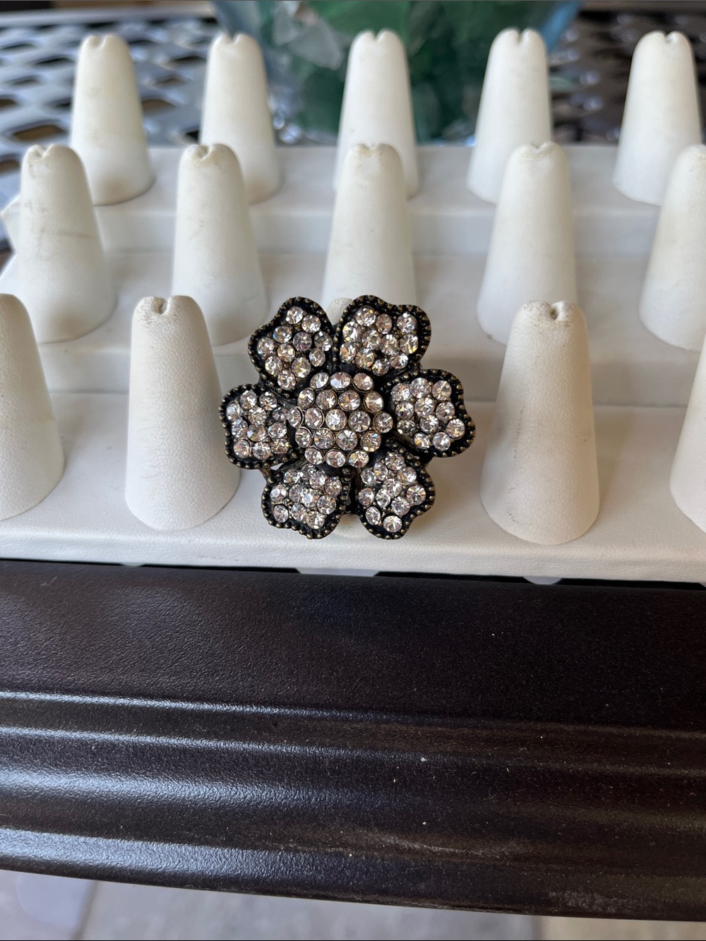 Crystal Flower stretch Statement Ring - Rhinestone - Picture 2 of 6